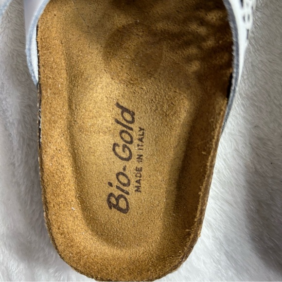 Bio-Gold Women's White Die-Cut Dual Buckle Strap Sandals Size 9.5 - Picture 2 of 8